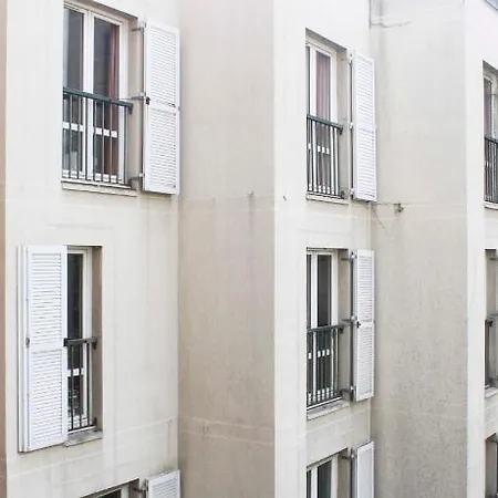 In The Heart Of Quiet And Easy Apartment Paris